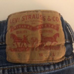 Levi’s 33 waist 32 leg. Old school straight leg like new but used just right.